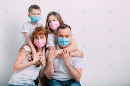 You are currently viewing تصویر استوک استفاده خانوادگی از ماسک در قرنطینه