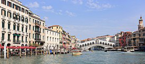 You are currently viewing پاورپوینت کامل و جامع با عنوان بررسی شهر ونیز (Venice) در 23 اسلاید