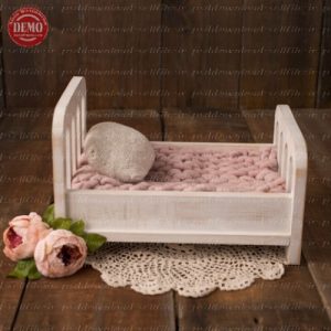 Read more about the article بک دراپ نوزاد تخت خواب و گلهای صورتی -کد 7607