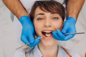 Read more about the article عکس دندانپزشک در حال معاینه دندان