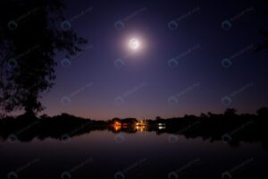 Read more about the article تصویر ماه کامل بر فراز دریاچه