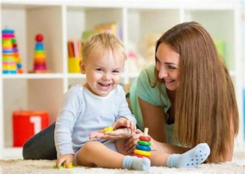 You are currently viewing بازی های افزایش هوش ،اعتماد به نفس ،فن بیان و تمرکز و استقلال و …. در کودکان 0_2 سال